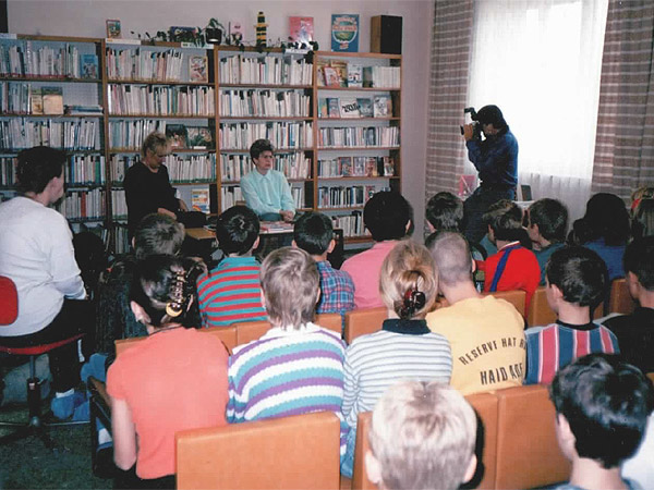 Beseda se čtenáři v Chropyni v roce 2000